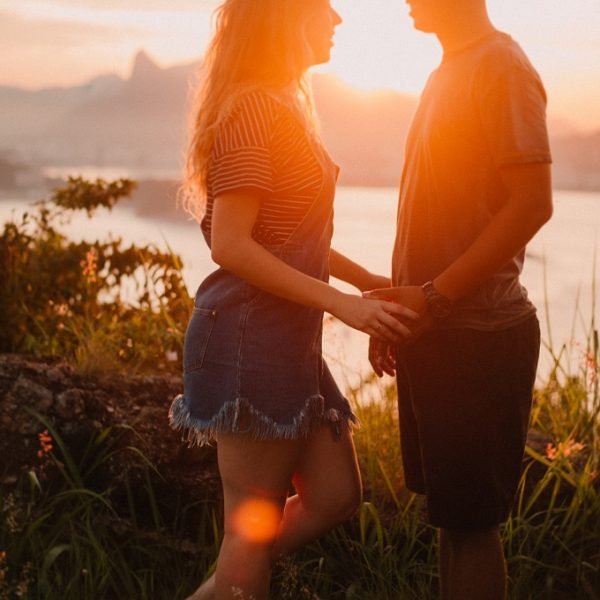 These Popular Online Dating Conversation Starters Are Guaranteed